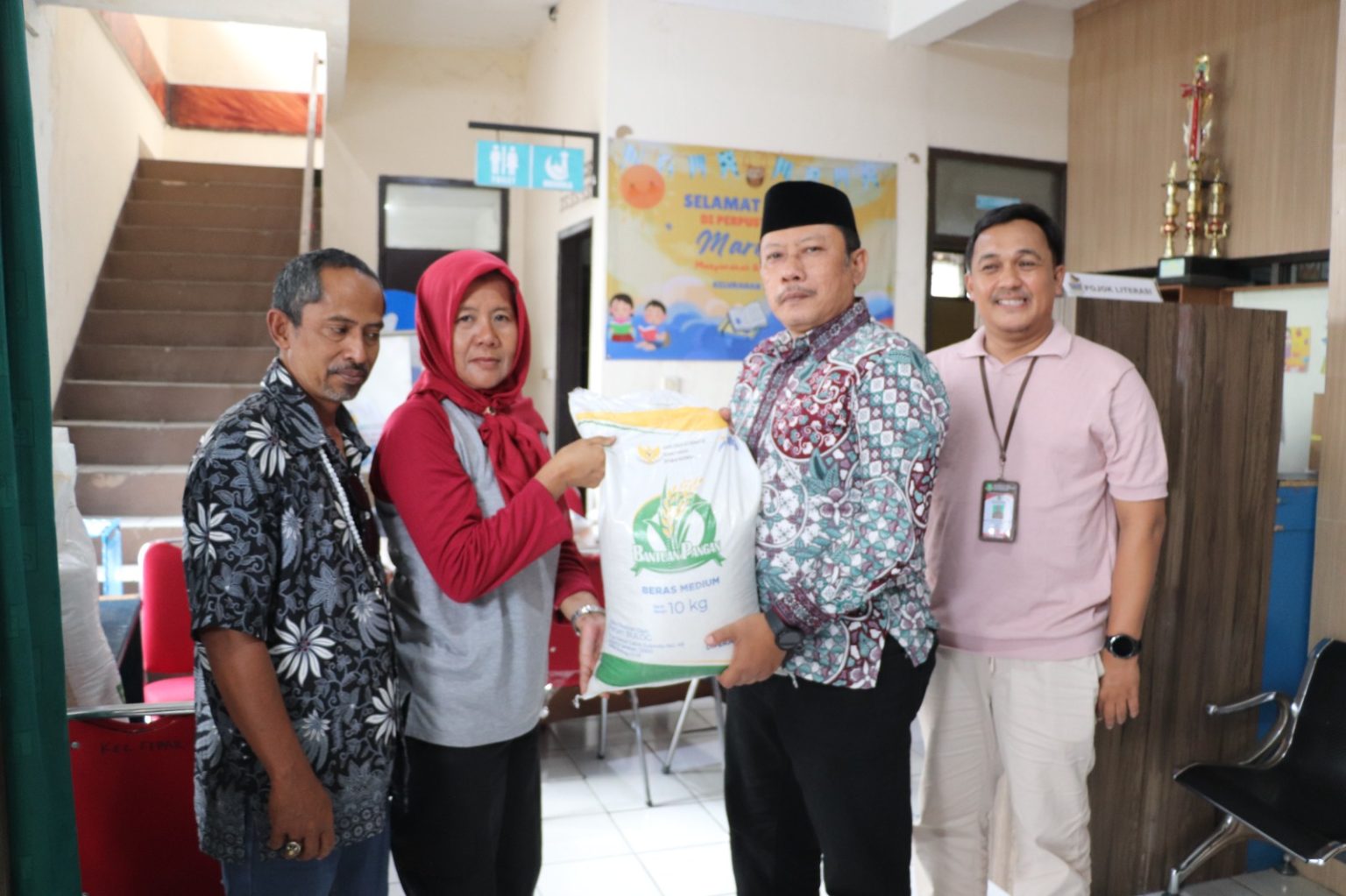 PENYALURAN: Sebanyak 2.911 Penerima Bantuan Pangan (PBP) di Kecamatan Citamiang menerima Bantuan Cadangan Pangan Pemerintah (CPP), belum lama ini.
