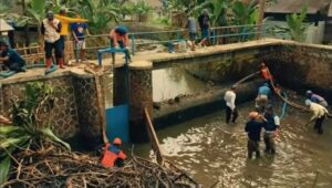 DPUTR Sukabumi dan Warga Bersihkan Sungai Cipanengah