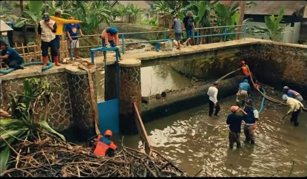 ANTUSIAS: DPUTR Kota Sukabumi, bersama warga Kelurahan Situmekar melaksanakan kerja bakti pengerukan Sungai Cipanengah, belum lama ini.