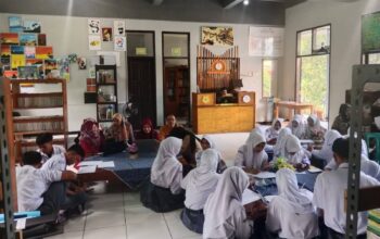FOTO : NANDI/RADARSUKABUMI Suasana saat para pelajar mengikuti roadshow pelayanan Nomor Induk Berusaha (NIB), kali ini menyasar para pelajar di SMAN 1 Cisolok. Rabu (30/7/2025).