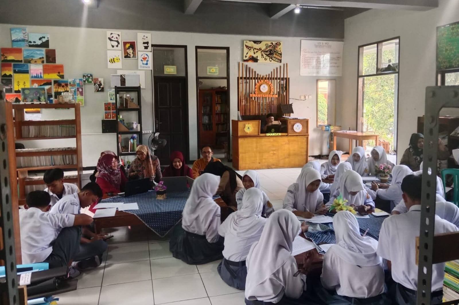 FOTO : NANDI/RADARSUKABUMI Suasana saat para pelajar mengikuti roadshow pelayanan Nomor Induk Berusaha (NIB), kali ini menyasar para pelajar di SMAN 1 Cisolok. Rabu (30/7/2025).