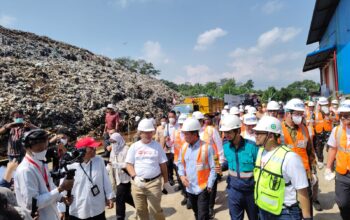 DITINJAU : Menteri Lingkungan Hidup RI, Hanif Faisol Nurofiq, didampingi PT SCG dan sejumlah pejabatan saat meninjau TPSA Cimenteng menjadi RDF, Desa Sukamulya, Kecamatan Cikembar, Kanupaten Sukabumi pada Kamis (31/7).