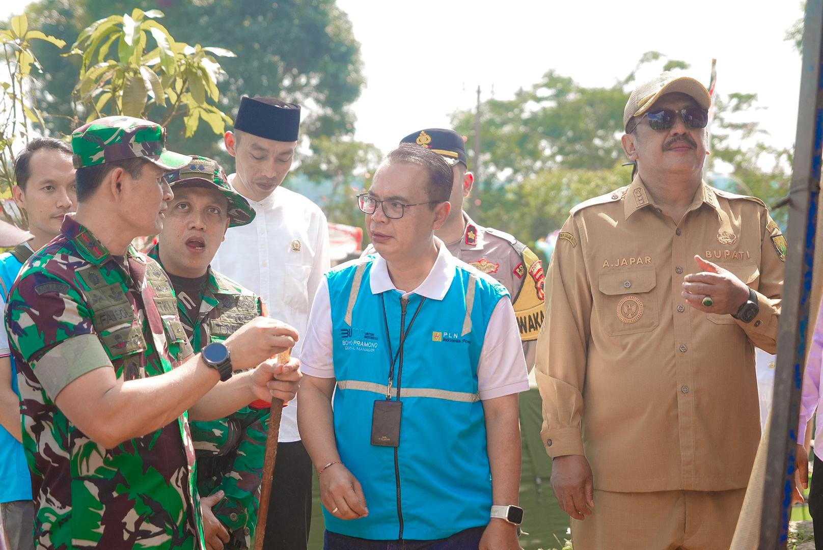 FOTO : NANDI/ RADARSUKABUMI Jajaran TNI AD dipimpimpin Danrem 061 Suryakencana bersama jajaran forkompimda meninjau pembuatan sumur bor.