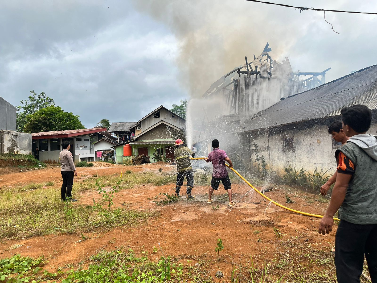 FOTO : NANDI/ RADARSUKABUMI Personel gabungan saat bahu membahu memadamkan api.