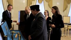 Saat Pedang Karya Anak Sukabumi Tembus Dunia, Diserahkan Prabowo untuk Putin dan Macron