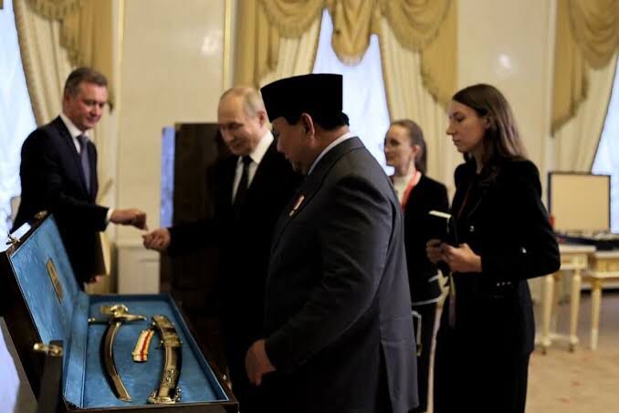 MENYERAHKAN : Presiden RI, Prabowo Subianto saat memberikan cinderamata berupa pedang hasil karya anak Desa Cibatu, Kecamatan Cisaat, Kabupaten Sukabumi kepada Presiden Rusi, Putin.