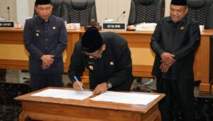 DPRD dan Pemkab Sukabumi Sahkan Penyempurnaan Raperda Pertanggungjawaban APBD 2024