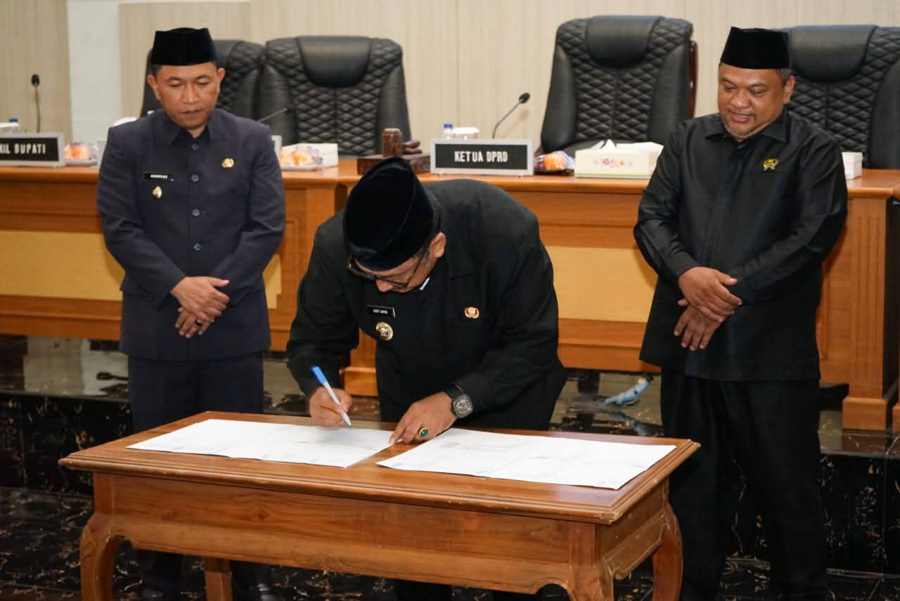 Dewan Perwakilan Rakyat Daerah (DPRD) Kabupaten Sukabumi bersama Pemerintah Kabupaten Sukabumi secara resmi mengesahkan Keputusan Pimpinan DPRD Nomor 3 Tahun 2025 melalui Rapat Paripurna yang digelar pada Kamis, 31 Juli 2025.