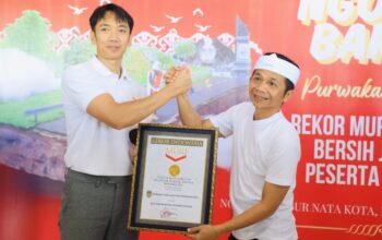 Bupati Purwakarta Saepul Bahri Binzein (kanan) saat menerima piagam MURI, pada Selasa (22/7). (foto: Istimewa)