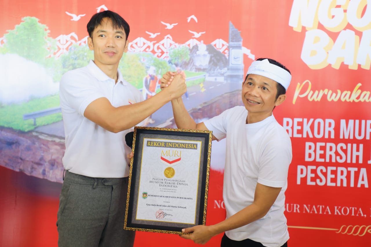 Bupati Purwakarta Saepul Bahri Binzein (kanan) saat menerima piagam MURI, pada Selasa (22/7). (foto: Istimewa)