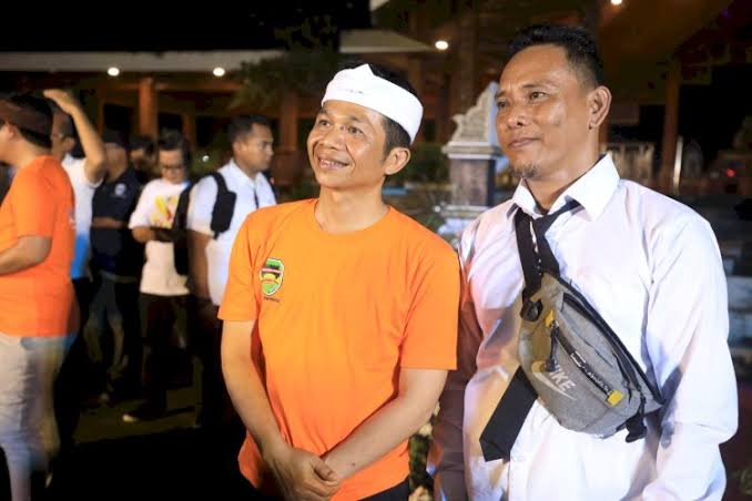 Bupati Purwakarta Om Zein (kiri) Tukar Nasib dengan salah seorang petugas kebersihan. (foto: Ist/ RMOLJABAR)