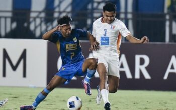 Duel Beckham Putra dan Asnawi Mangkualam dalam laga Persib Bandung vs Port FC, Kamis (19/9/2024). (c) Persib Bandung Official