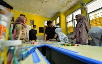 Sekda Jabar Herman Suryatman, mengunjungi SLBN A Pajajaran Bandung, Kamis (24/7). (foto: ist/disdik jabar)