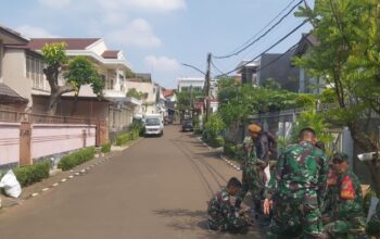 Prajurit TNI menjaga kawasan rumah Sri Mulyani. (Raiza Andini)