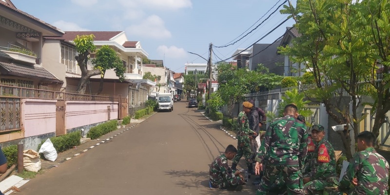 Prajurit TNI menjaga kawasan rumah Sri Mulyani. (Raiza Andini)