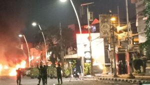 Polres Metro Jaktim Diserang Masa