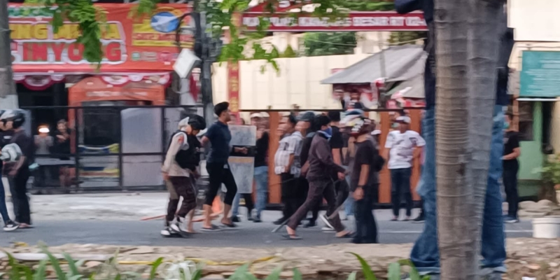Aparat mengamankan sejumlah orang penyerang Polres Metro Kota Bekasi, Minggu, 31 Agustus 2025. (Foto: RMOL/Jamaludin)