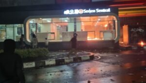 Daftar Halte TransJakarta yang Dibakar dan Dijarah Massa