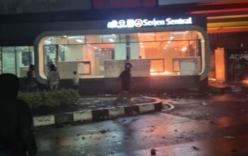 Halte TransJakarta di Pasar Senen, Jakarta, dirusak massa pada Jumat malam, 29 Agustus 2025. (Ahmad Satryo)