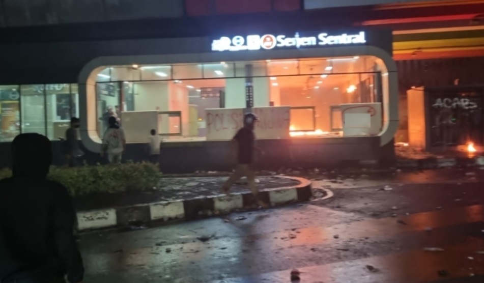 Halte TransJakarta di Pasar Senen, Jakarta, dirusak massa pada Jumat malam, 29 Agustus 2025. (Ahmad Satryo)