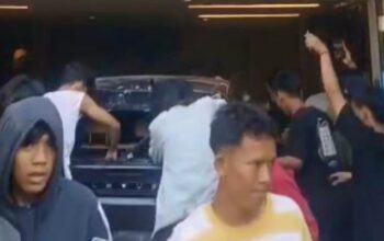 Rumah Anggota Komisi I DPR Fraksi Nasdem Ahmad Sahroni, digeruduk dan berhasil diobrak-abrik massa. (Foto: Tangkapan layar video warga)