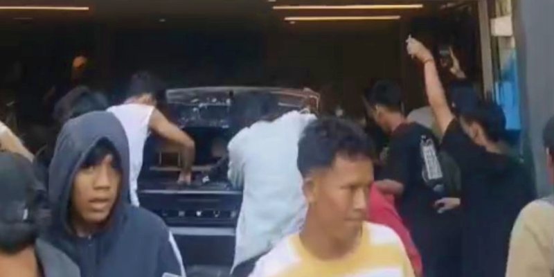 Rumah Anggota Komisi I DPR Fraksi Nasdem Ahmad Sahroni, digeruduk dan berhasil diobrak-abrik massa. (Foto: Tangkapan layar video warga)