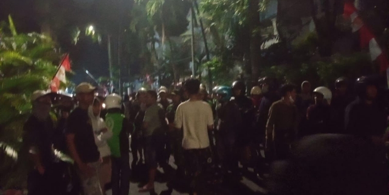 Massa merangsek masuk ke rumah Eko Hendro Purnomo alias Eko Patrio di Jalan Karang Asem I, Kuningan Timur, Setiabudi, Jakarta Selatan, Sabtu 30 Agustus 2025. (Foto: Faisal Aristama)