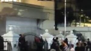 Saat Rumah Uya Kuya Dijarah Massa, Sapu Lidi pun Ikut Digondol
