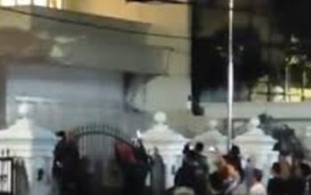 Kediaman artis sekaligus Anggota DPR dari Fraksi PAN Uya Kuya di kawasan Jakarta didatangi massa. (Foto: Media Sosial)