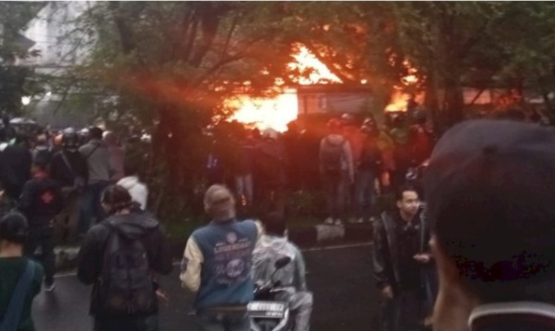 Massa berkumpul di depan Wisma MPR di Bandung yang terbakar. (Bagus Ismail)