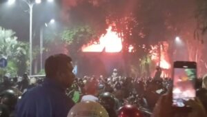 Saat Surabaya Mencekam: Gedung Negara Grahadi Dibakar Massa