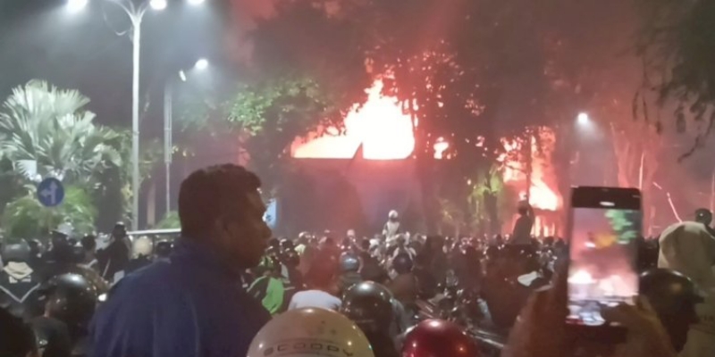 Gedung Negara Grahadi Surabaya dibakar massa, Sabtu malam, 30 Agustus 2025. (Foto: RMOLJatim)