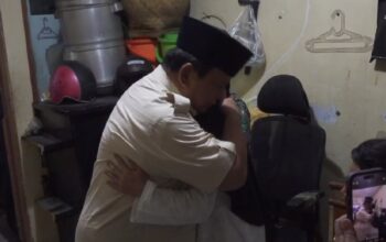 Presiden Prabowo Subianto memeluk ibu mendiang Affan Kurniawan (Foto: Sekretariat Presiden)