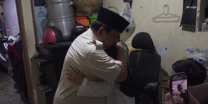 Presiden Prabowo Subianto memeluk ibu mendiang Affan Kurniawan (Foto: Sekretariat Presiden)