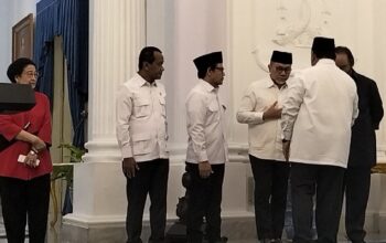 Presiden Prabowo Subianto bersalaman dengan sejumlah Ketua Umum Partai di Istana Merdeka, Jakarta, Minggu, 31 Agustus 2025 (Hani Fatunnisa)