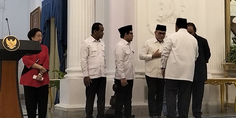 Presiden Prabowo Subianto bersalaman dengan sejumlah Ketua Umum Partai di Istana Merdeka, Jakarta, Minggu, 31 Agustus 2025 (Hani Fatunnisa)