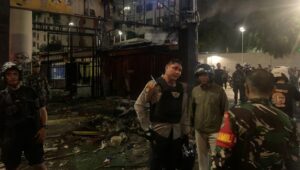 Potret Gerbang Polsek Jatinegara Terbakar, Dua Motor Hangus!