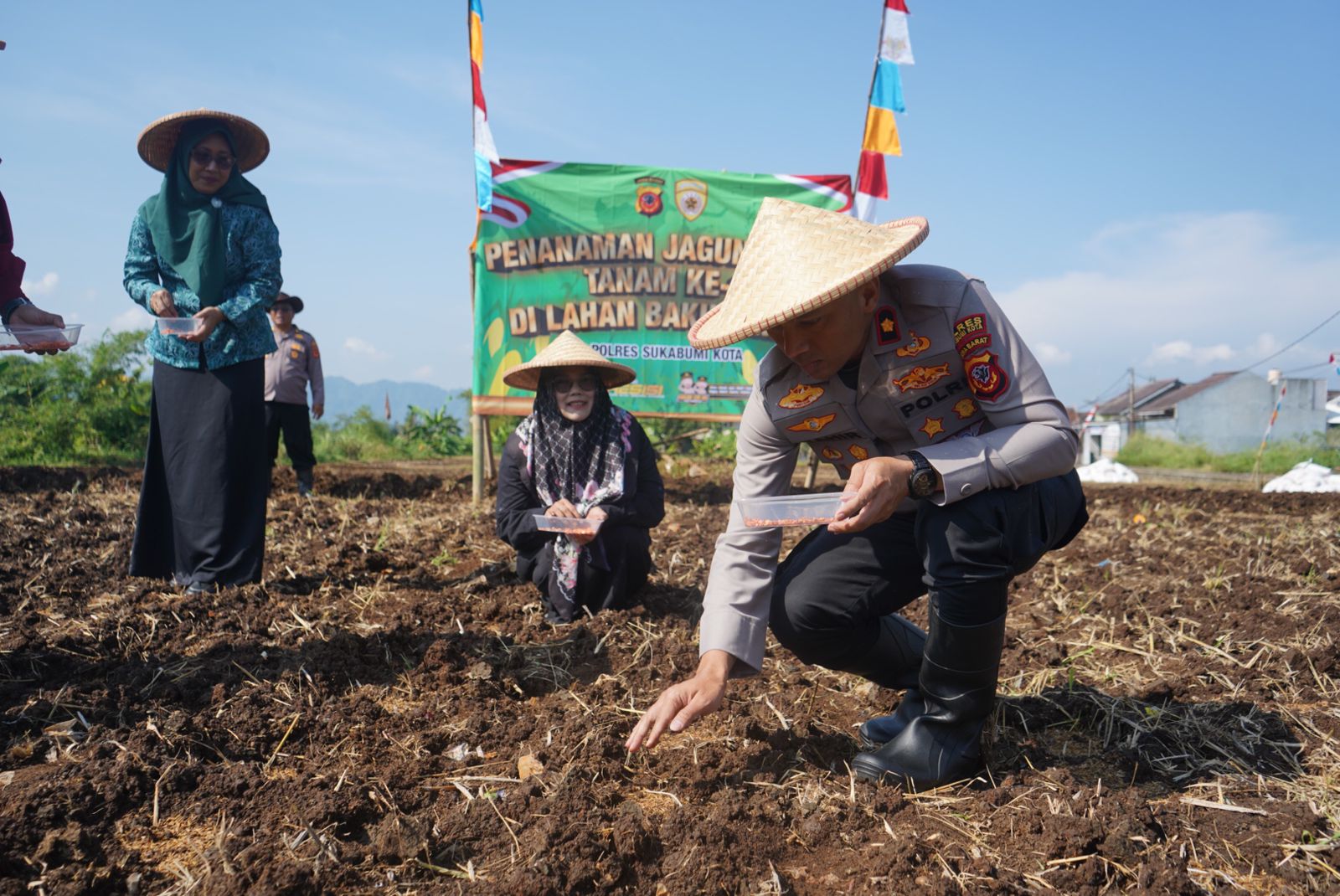 MENANAM: Penanaman jagung oleh Polres Sukabumi Kota bersama DKP3, Forkopimcam Warudoyong, dan Kelompok Tani Muda Sukabumi.