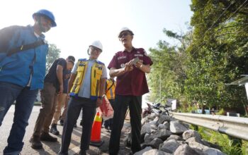 PENINJAUAN: Kepala Dinas Pekerjaan Umum dan Tata Ruang (PUTR), Sony Hermanto mendampingi Wali Kota Sukabumi, Ayep Zaki melakukan peninjauan langsung ke lokasi tugu batas kota di Jalan Lingkar Selatan, Kamis (7/8).