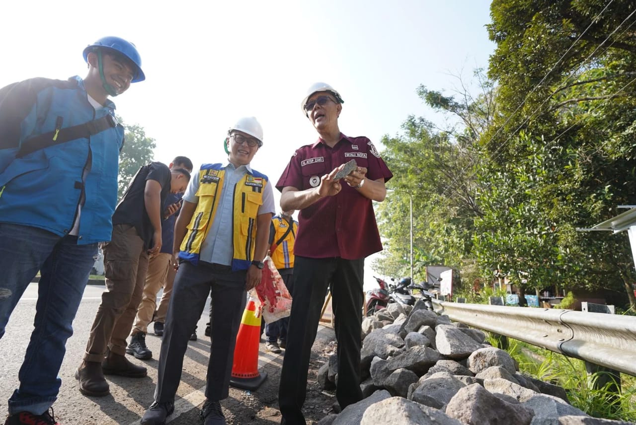 PENINJAUAN: Kepala Dinas Pekerjaan Umum dan Tata Ruang (PUTR), Sony Hermanto mendampingi Wali Kota Sukabumi, Ayep Zaki melakukan peninjauan langsung ke lokasi tugu batas kota di Jalan Lingkar Selatan, Kamis (7/8).