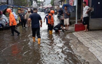 BANJIR: Kondisi banjir limpasan di Jalan Dewi Sartika Kota Sukabumi, Senin (4/8).(FT: BAMBANG/RADARSUKABUMI)