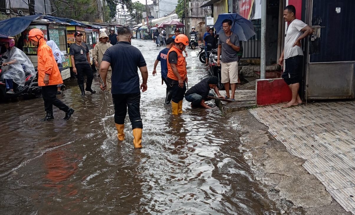 BANJIR: Kondisi banjir limpasan di Jalan Dewi Sartika Kota Sukabumi, Senin (4/8).(FT: BAMBANG/RADARSUKABUMI)