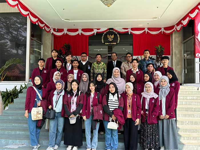 Atase Pendidikan KBRI Malaysia Tutup KKN Internasional Perdana Nusa Putra University