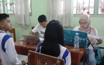 ANTUSIAS: Sejumlah siswa saat mengikuti CKG yang diselenggarakan Dinkes Kota Sukabumi, Senin (4/8).