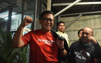 Terdakwa kasus dugaan suap pengganti antarwaktu (PAW) untuk anggota DPR Harun Masiku dan perintangan penyidikan, Hasto Kristiyanto, meninggalkan Rutan Kelas Jakarta Timur Cabang Rutan KPK, Jakarta, Jumat (1/8/2025).