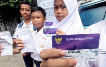 Sejumlah siswa menunjukan Kartu Indonesia Pintar (KIP) beserta buku rekening tabungan BRI dalam sosialisasi dan percepatan pencairan dana Program Indonesia Pintar (PIP) di SMP Negeri 4, Kota Bogor, Jawa Barat.