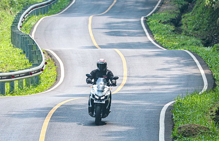 Berkendara Sepeda Motor Honda