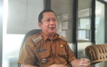 DIWAWANCARA: Camat Lembursitu Yudi Sutriana saat diwawancarai di ruang kerjanya, Rabu (6/8).