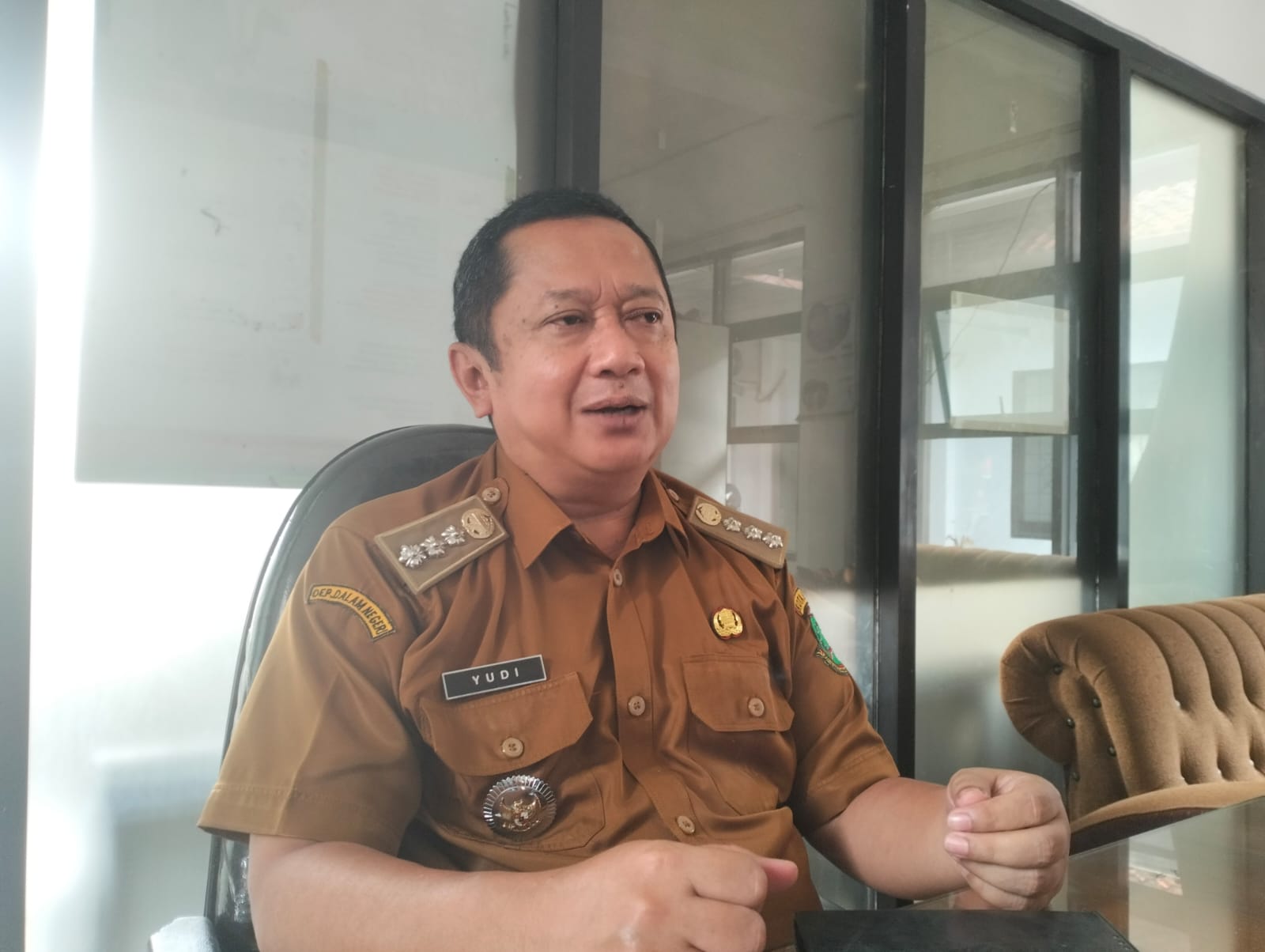 DIWAWANCARA: Camat Lembursitu Yudi Sutriana saat diwawancarai di ruang kerjanya, Rabu (6/8).