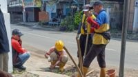 Potret DPUTR Sukabumi Bersihkan Drainase Tersumbat